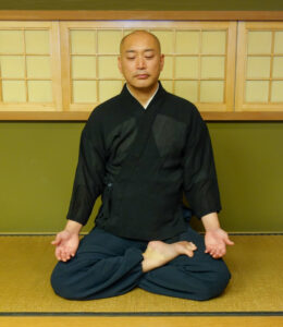 Crossing your legs half-lotus position (hankahuza)